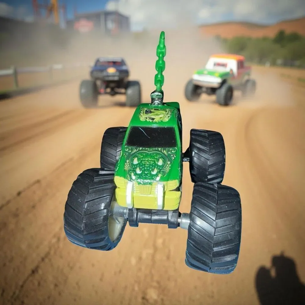 Hot Wheels Battle Beast Push Down Chomping Action Monster Trucks 1:64 Scale A27